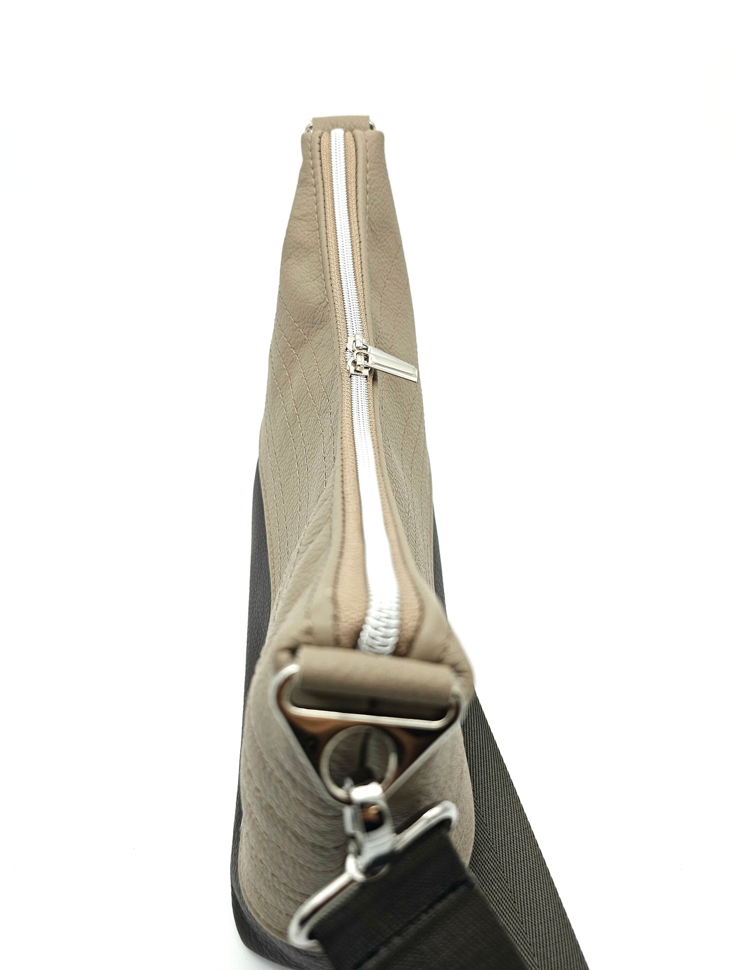 Hobobag Levka, Cappuccino mit Grau, Details Reißverschluss und Gurtaufhänger