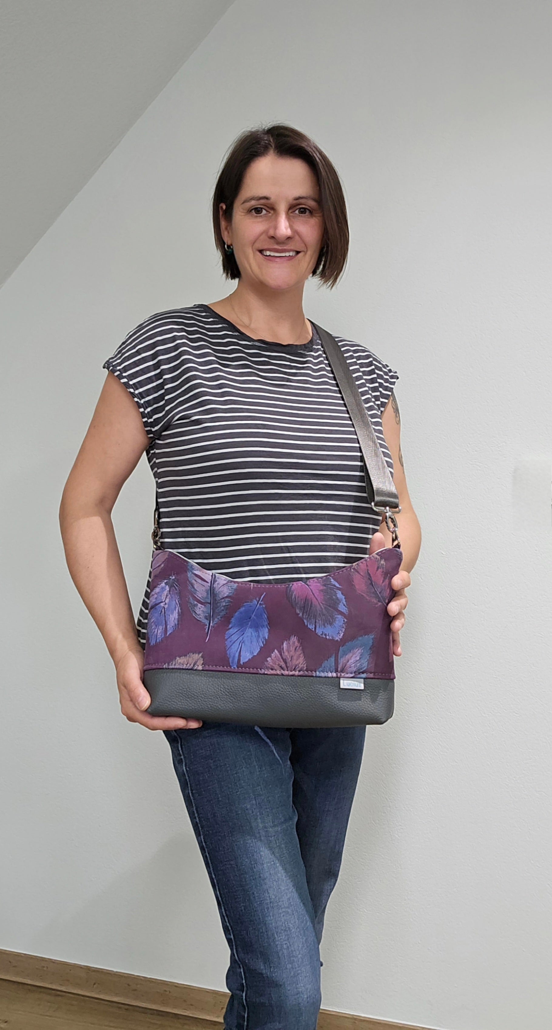 Hobobag Levka, Federn mit Grau, Tragefoto mit Designerin Michaela Lucius