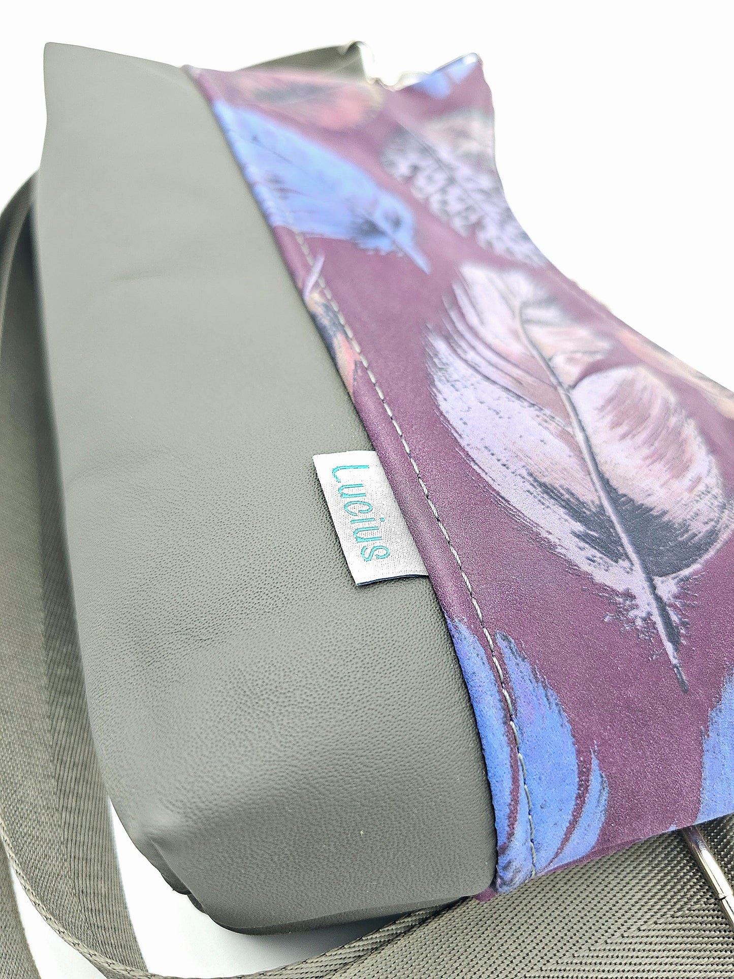 Hobobag Levka, Feder mit Grau glatt, Details Leder, Nähte, Logo