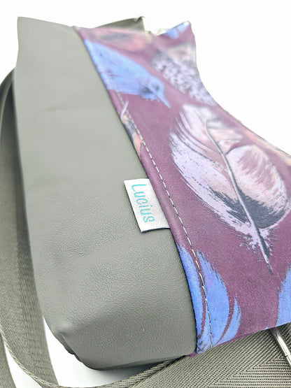 Hobobag Levka, Feder mit Grau glatt, Details Leder, Nähte, Logo