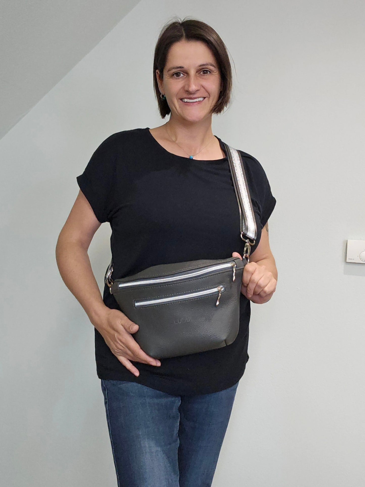 Crossbody Bag Big Clivia in Dunkelgrau