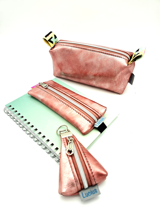Set Stiftemäppchen & Schlampertasche & Anhänger in Pink metallic