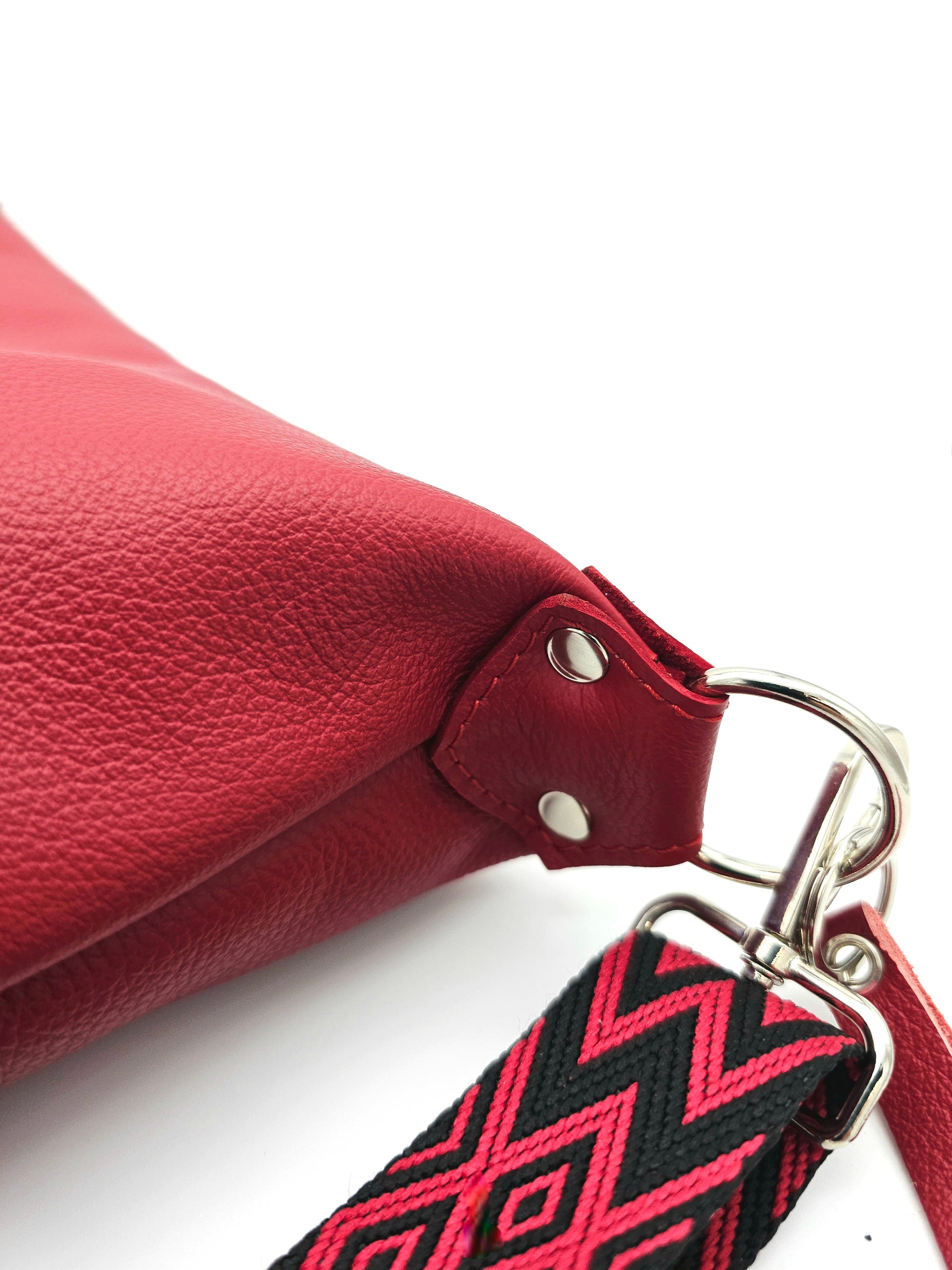 Ledertasche Petra in Rot, Detail Gurtaufhänger 17cm 