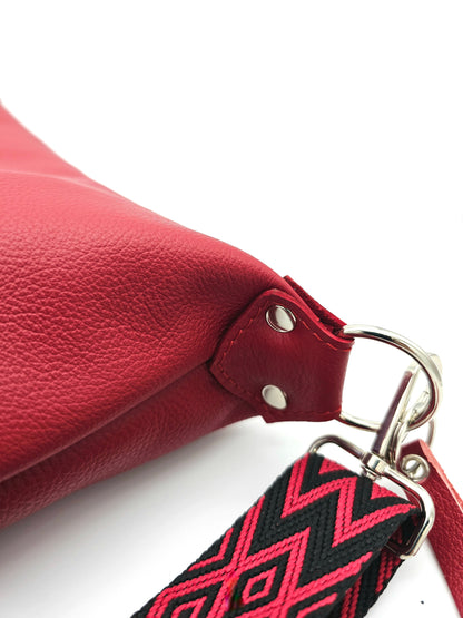 Ledertasche Petra in Rot, Detail Gurtaufhänger 17cm 