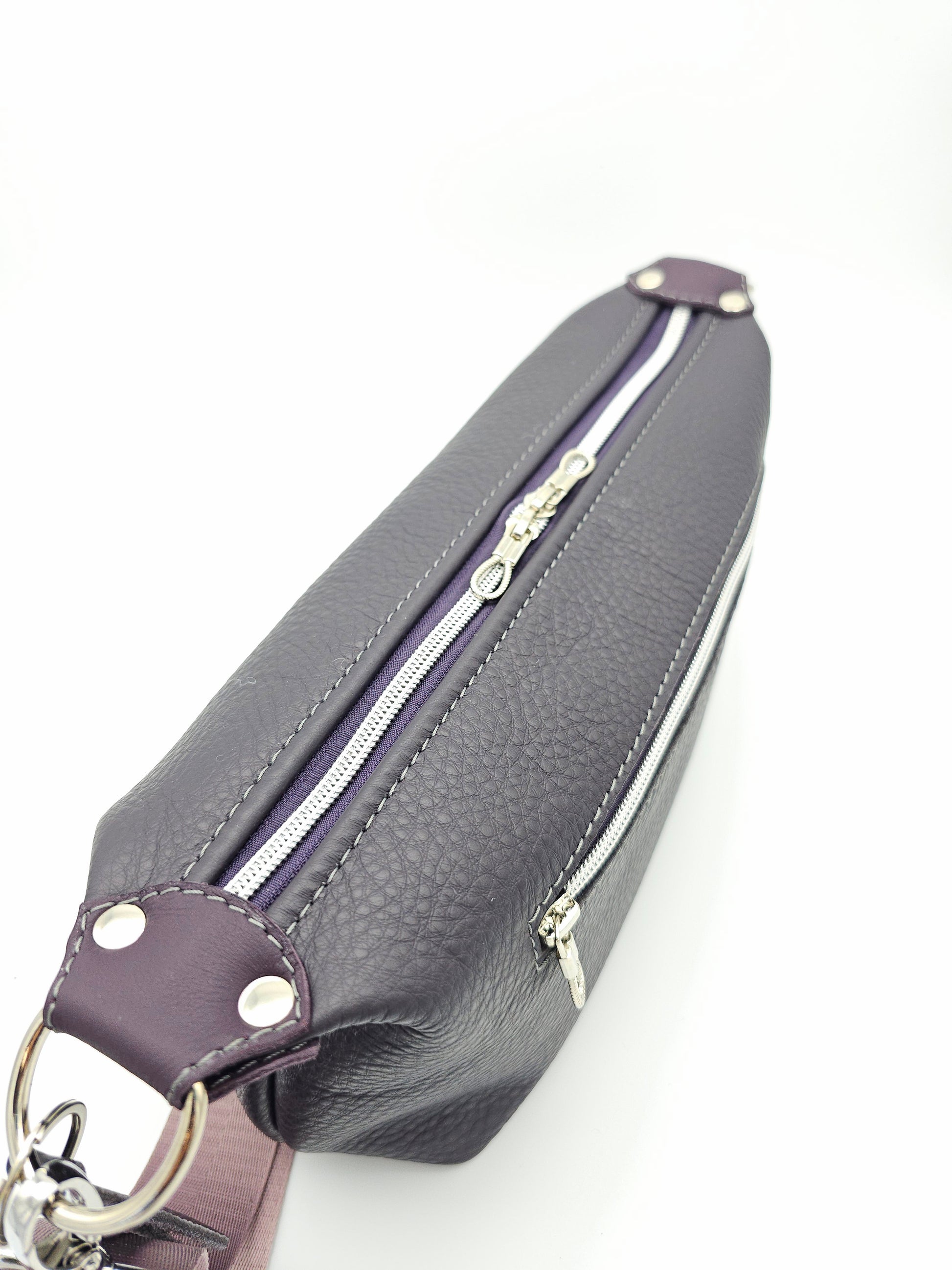 Ledertasche Petra in Aubergine von schräg oben 
