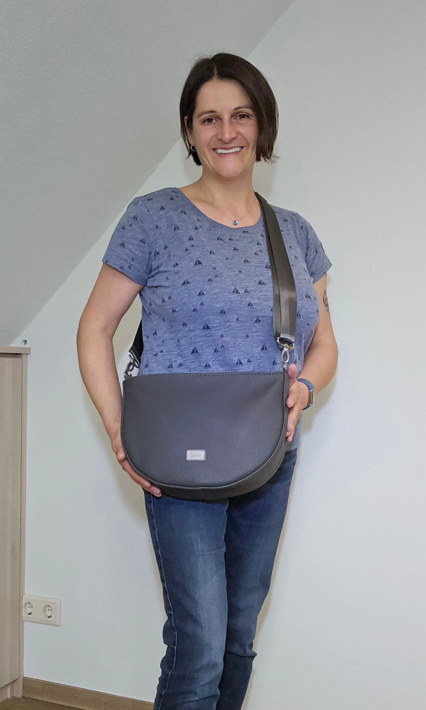 Modell Sine in Dunkelgrau mit verstellbarem Gurt
