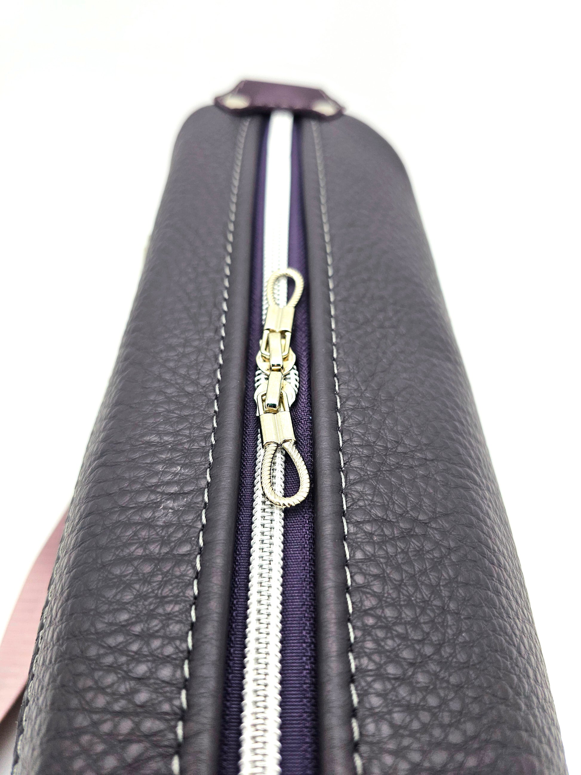 Ledertasche Petra in Aubergine, Detail Reißverschluss mit zwei Zippern 