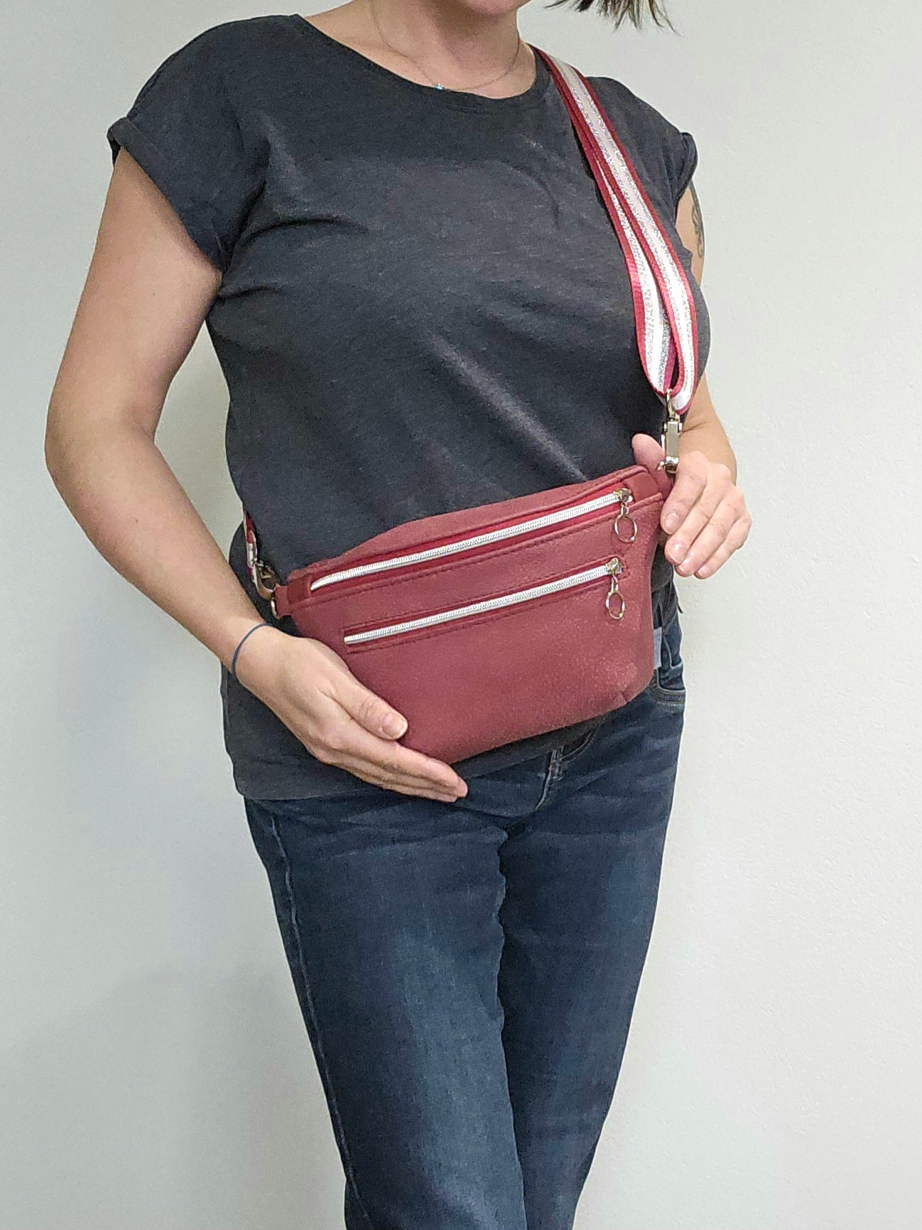Ledertasche Clivia, nubuk rot, Tragefoto
