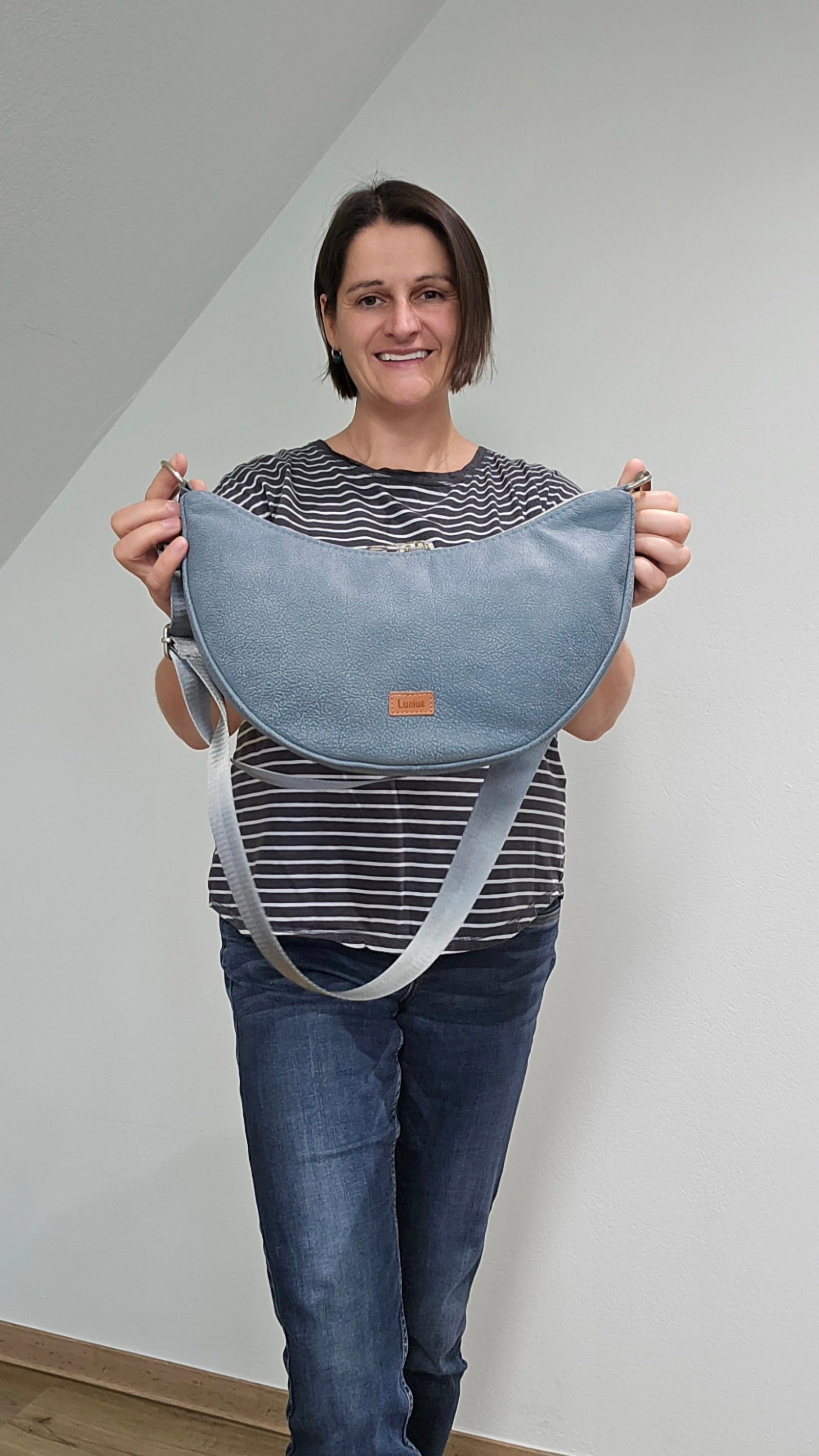 Moonbag Moni in Hellblau wird in die Kamera gehalten 