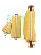 Set Stiftemäppchen & Schlampertasche & Anhänger in Reptiloptik Senfgelb