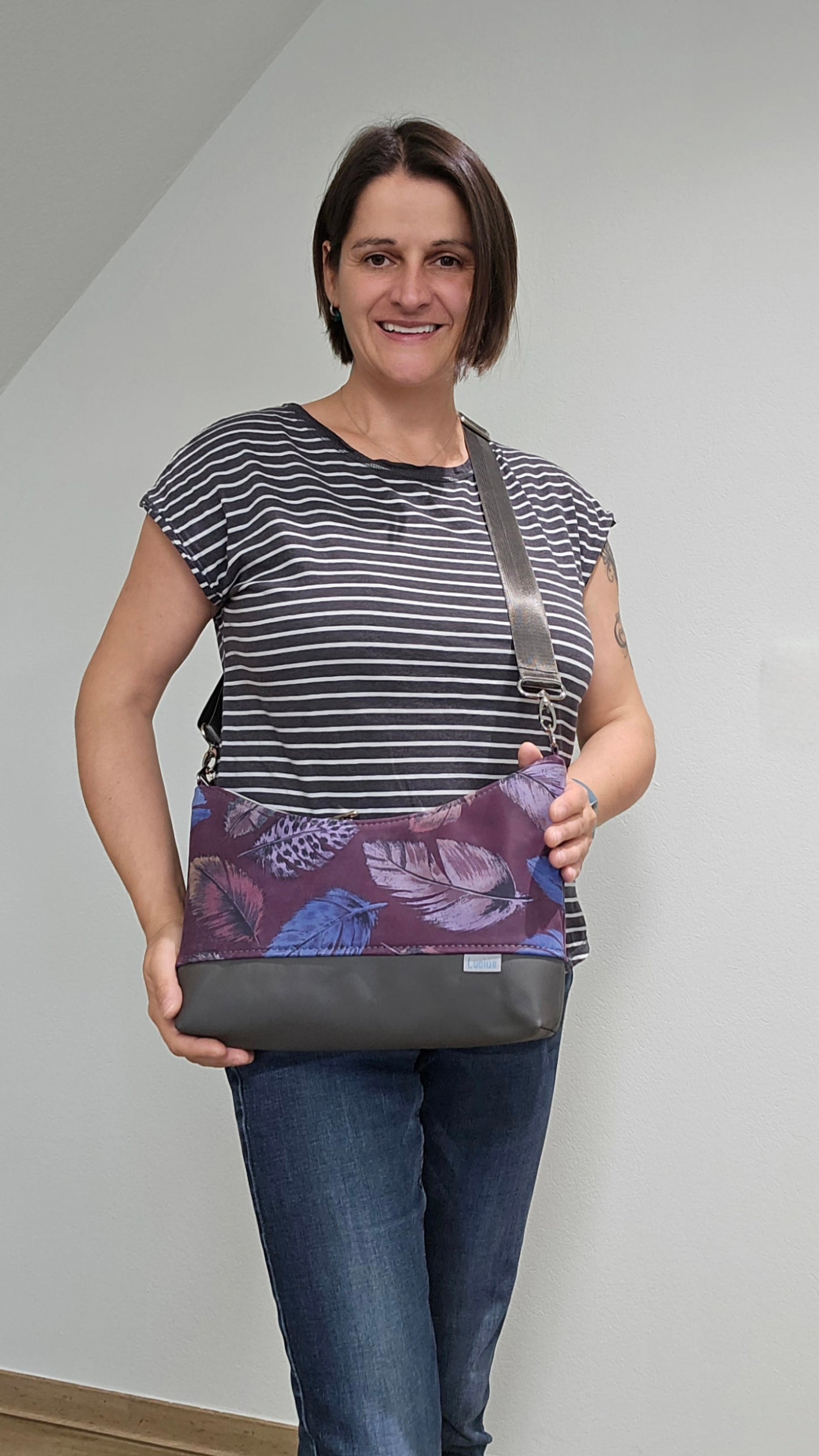 Hobobag Levka, Federn mit Grau glatt, Tragefoto mit Designerin Michaela Lucius