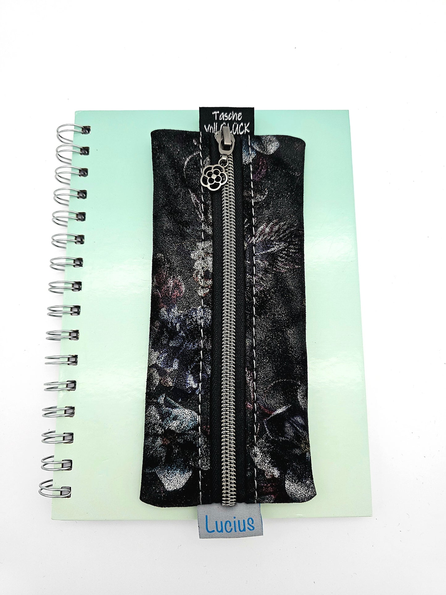 Stiftemäppchen in Schwarz / Blumen