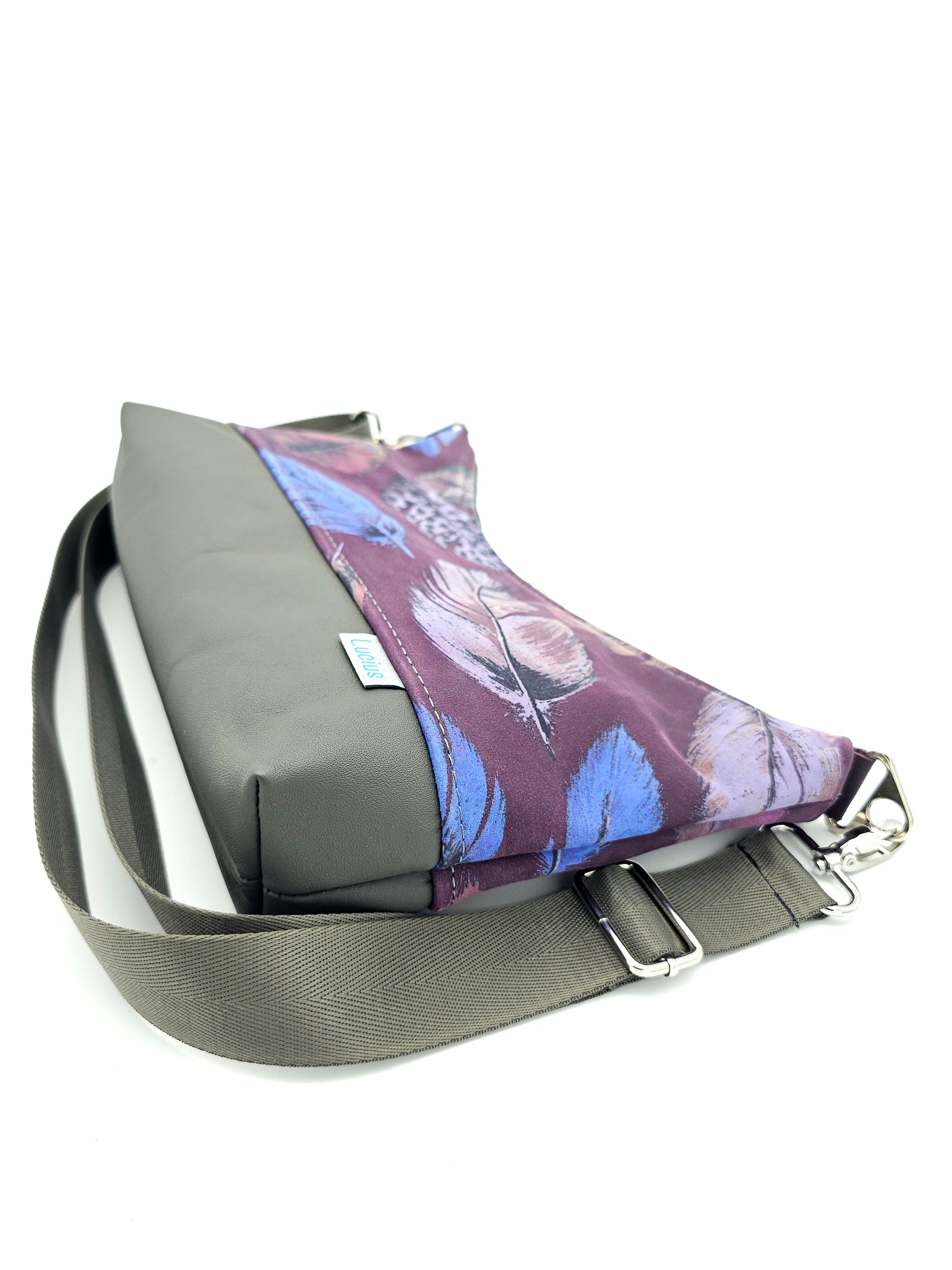 Hobobag Levka, Federn und Grau glatt, liegend von der Seite