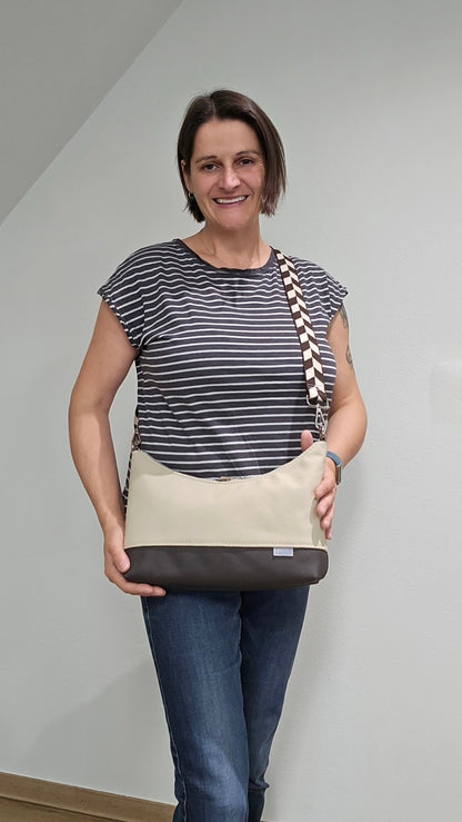 Hobobag Levka Cremebeige mit Dunkelbraun, Tragefoto