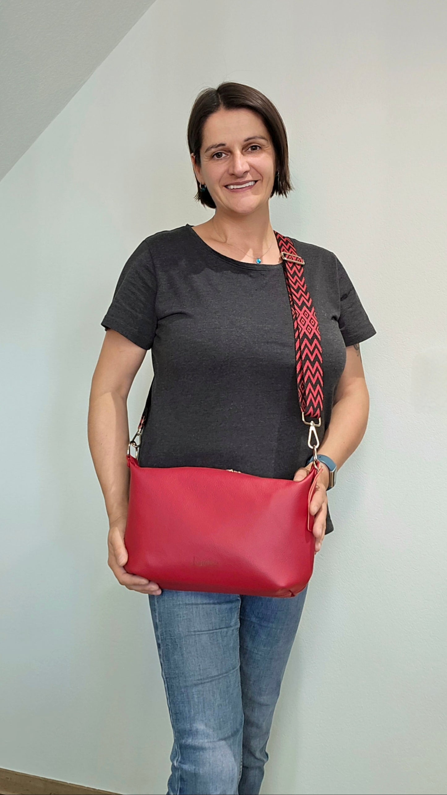 Tragefoto Ledertasche Petra in Rot und Designerin Michaela Lucius 