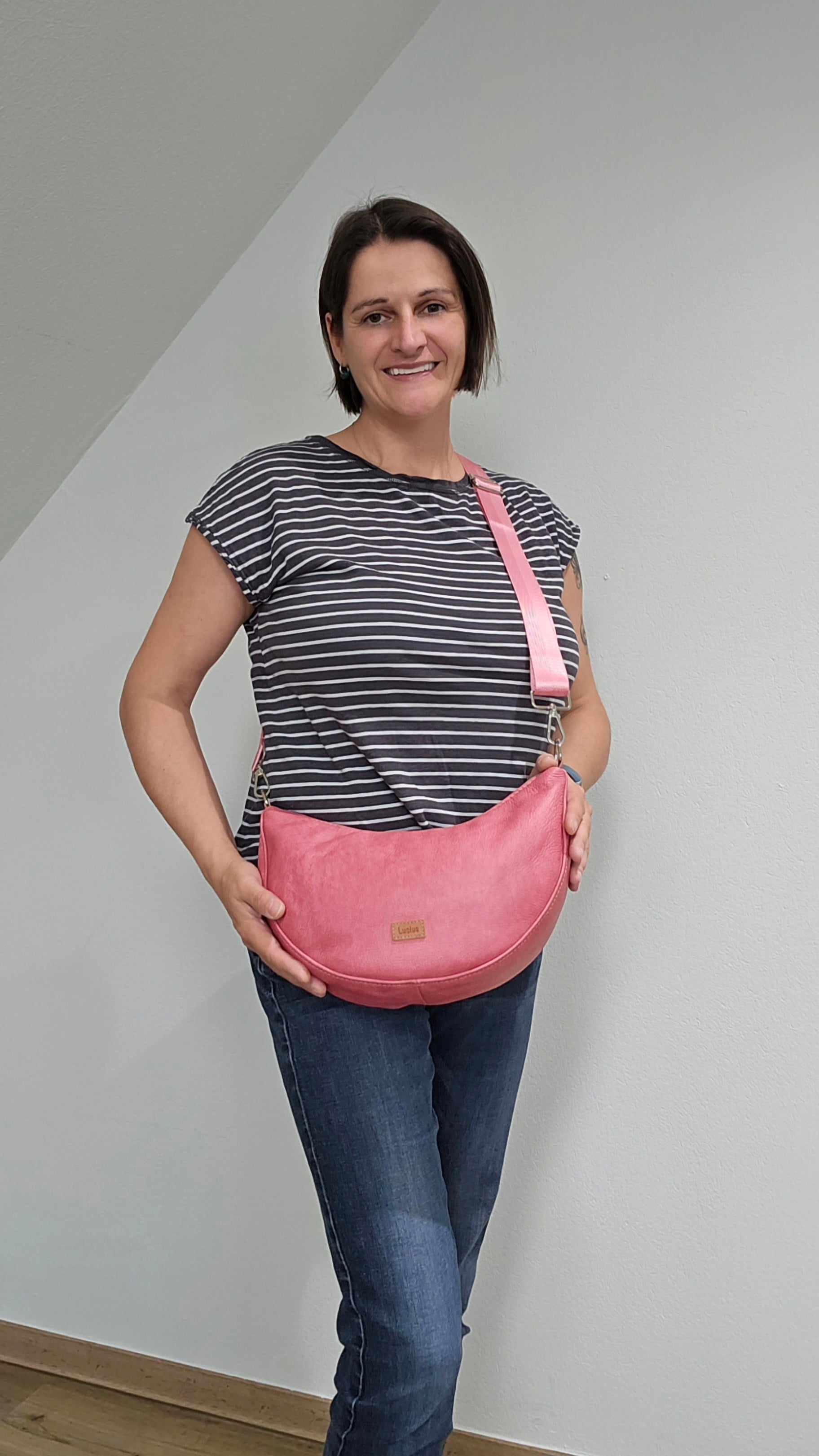 Moonbag Moni in Altrosa, Tragefoto mit Designerin Michaela Lucius 