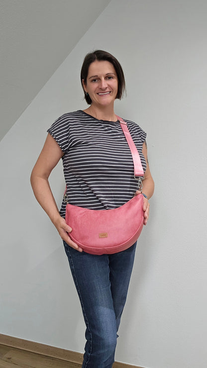 Moonbag Moni in Altrosa, Tragefoto mit Designerin Michaela Lucius 