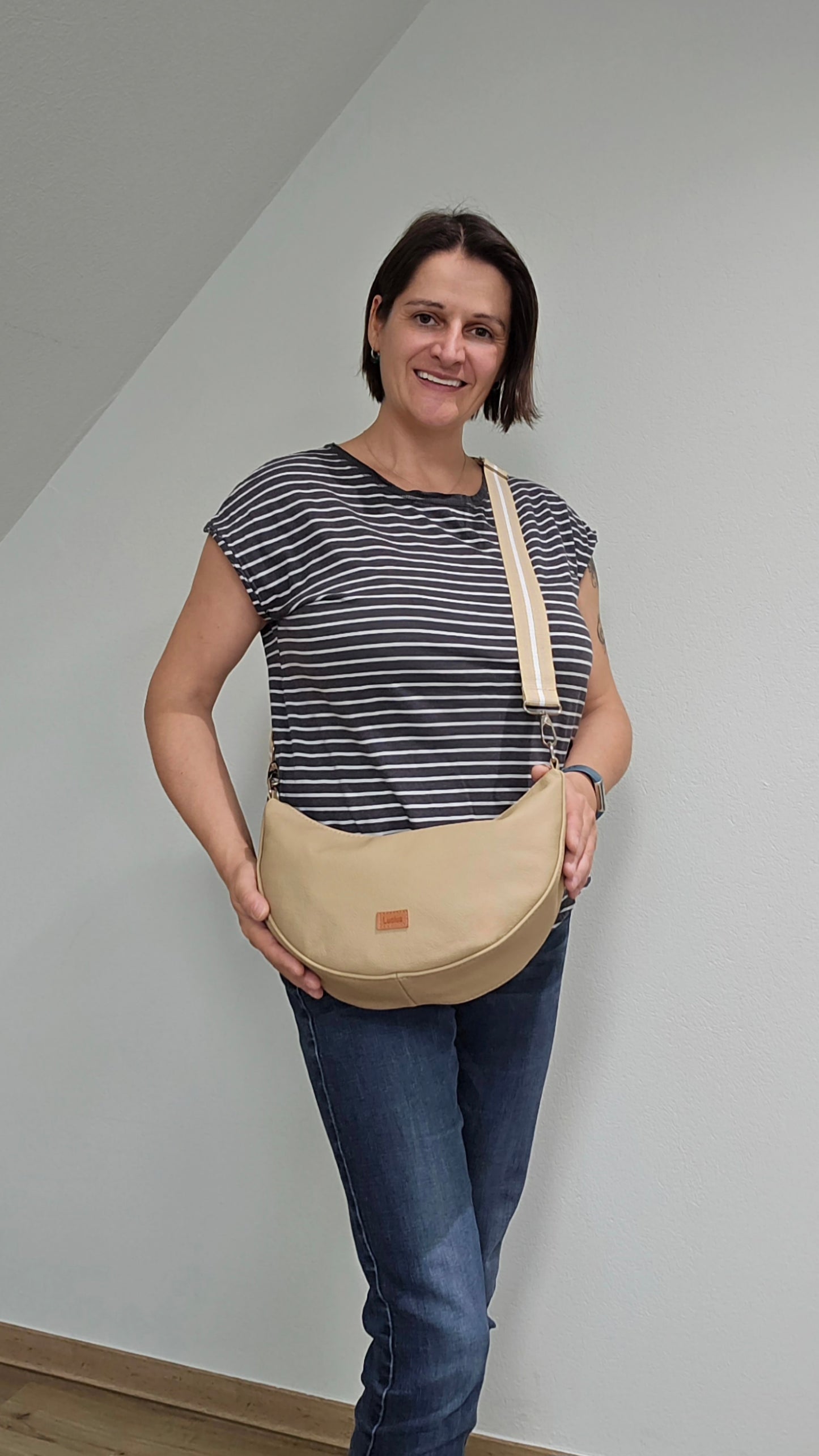 Moonbag Moni Tragefoto mit Designerin Michaela Lucius 