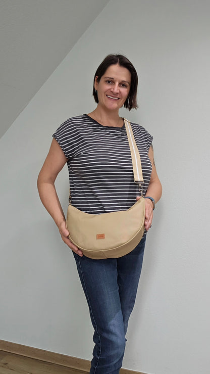 Moonbag Moni Tragefoto mit Designerin Michaela Lucius 
