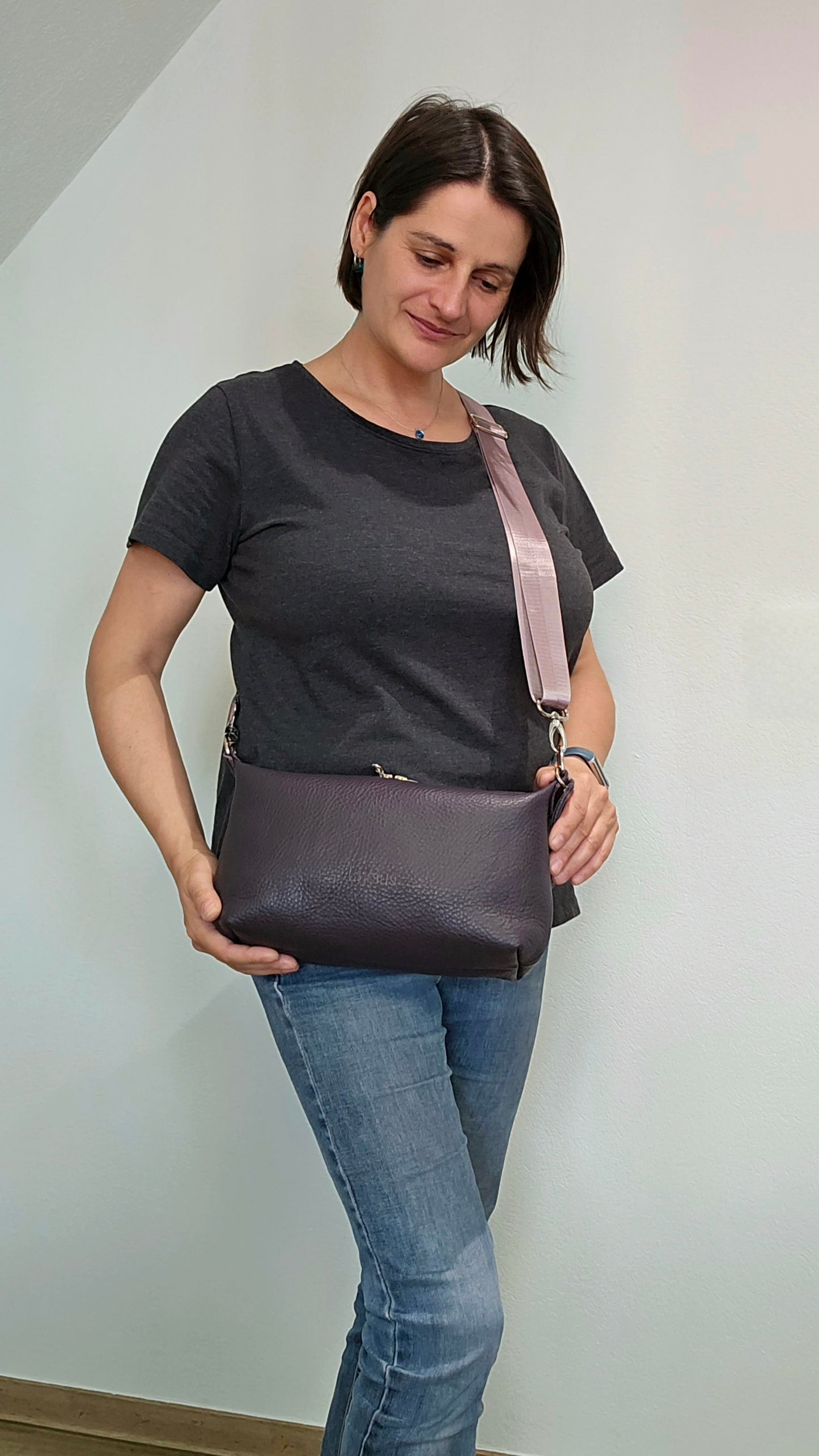 Tragefoto Ledertasche Petra in Aubergine 