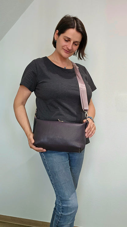Tragefoto Ledertasche Petra in Aubergine 