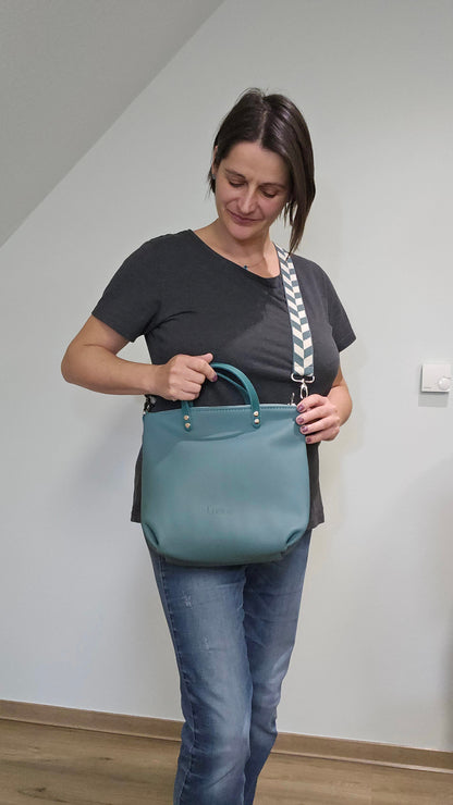 Totebag Katja in Minttürkis/ Petrol,  Tragefoto mit Designerin Michaela Lucius 