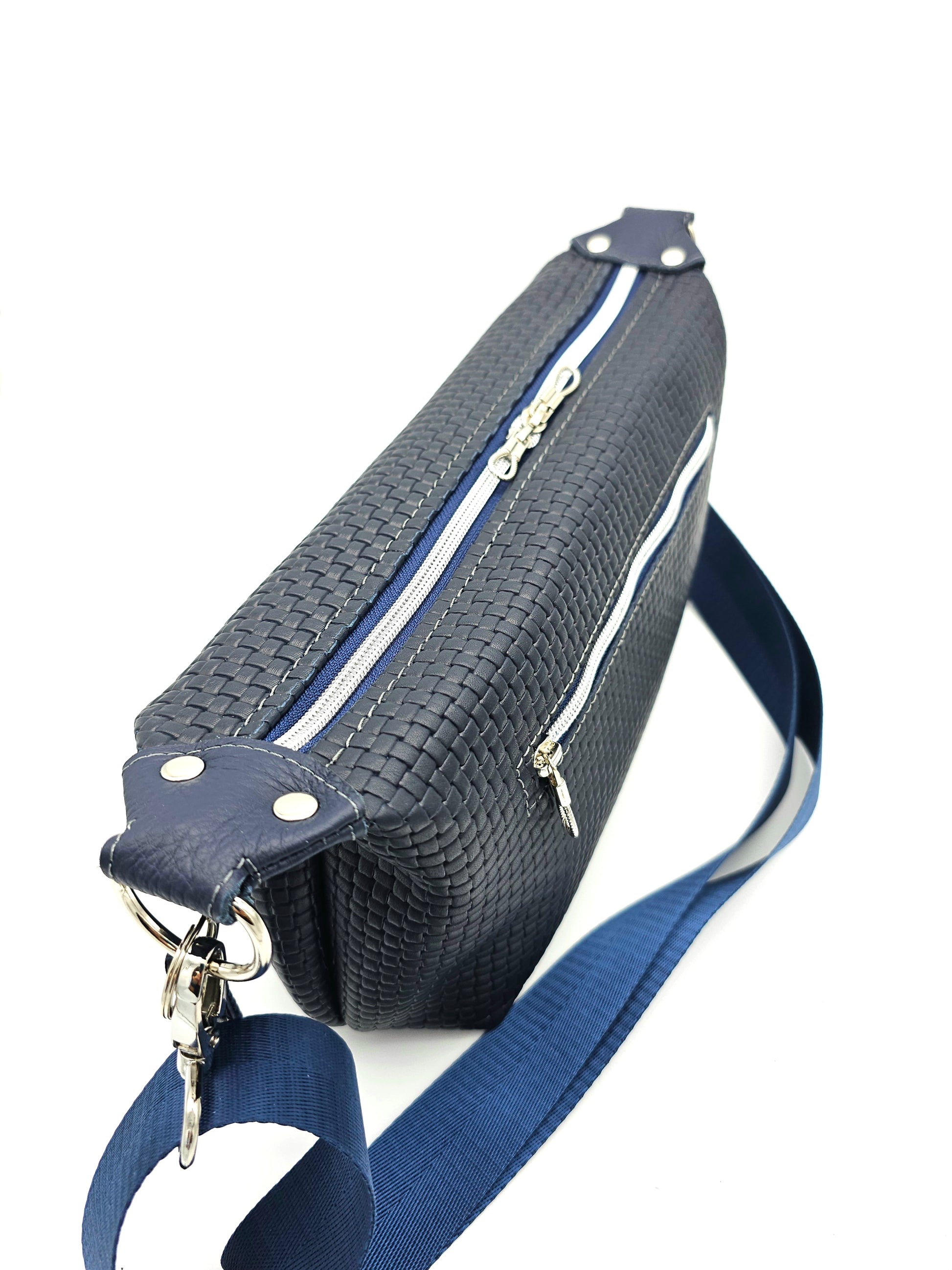 Ledertasche Petra, dunkelblau Flechtoptik, von schräg oben 