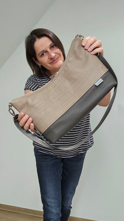 Hobobag Levka, Cappuccino mit Grau wird frontal in die Kamera gehalten