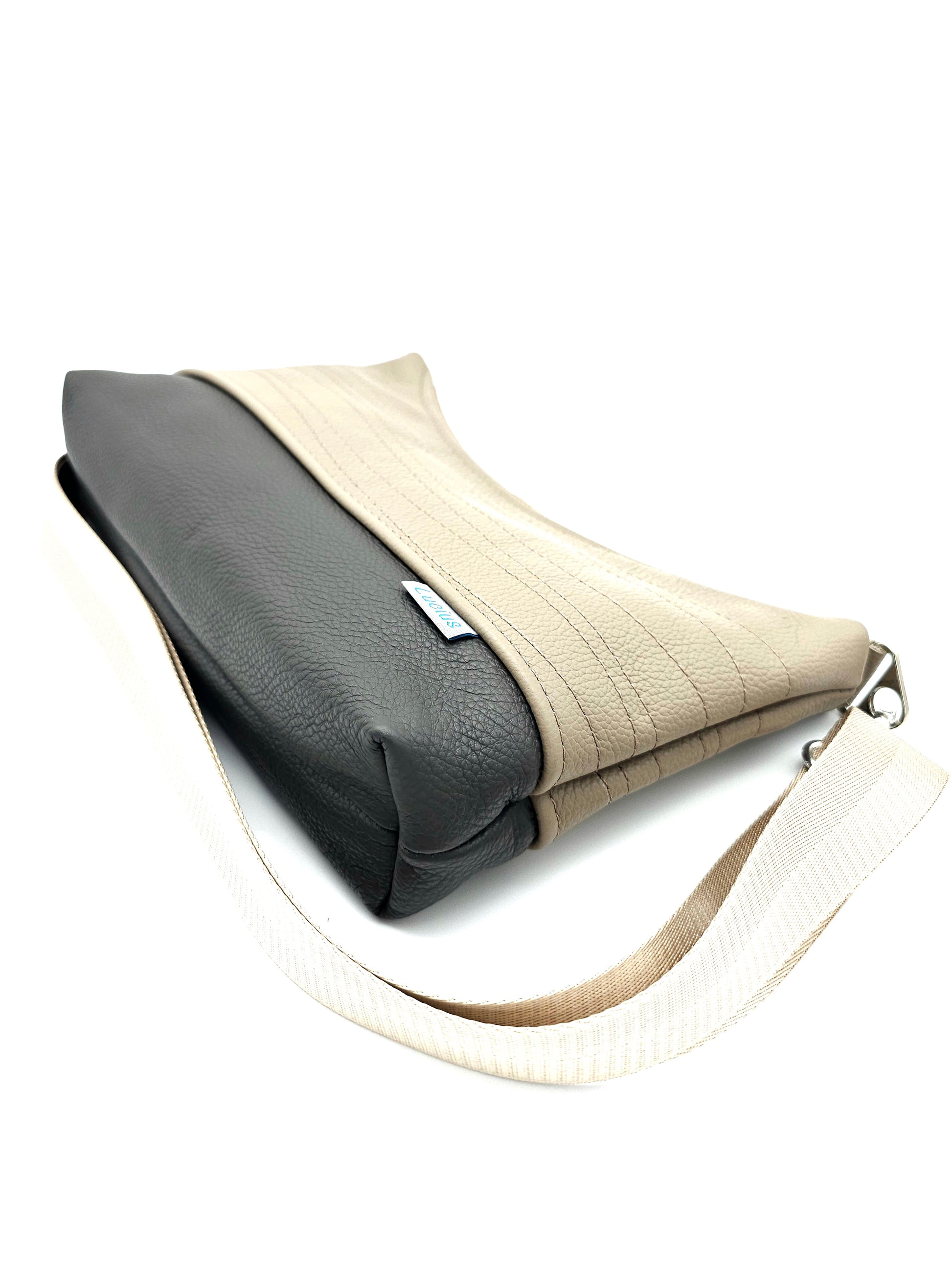 Hobobag Levka, liegend on der Seite