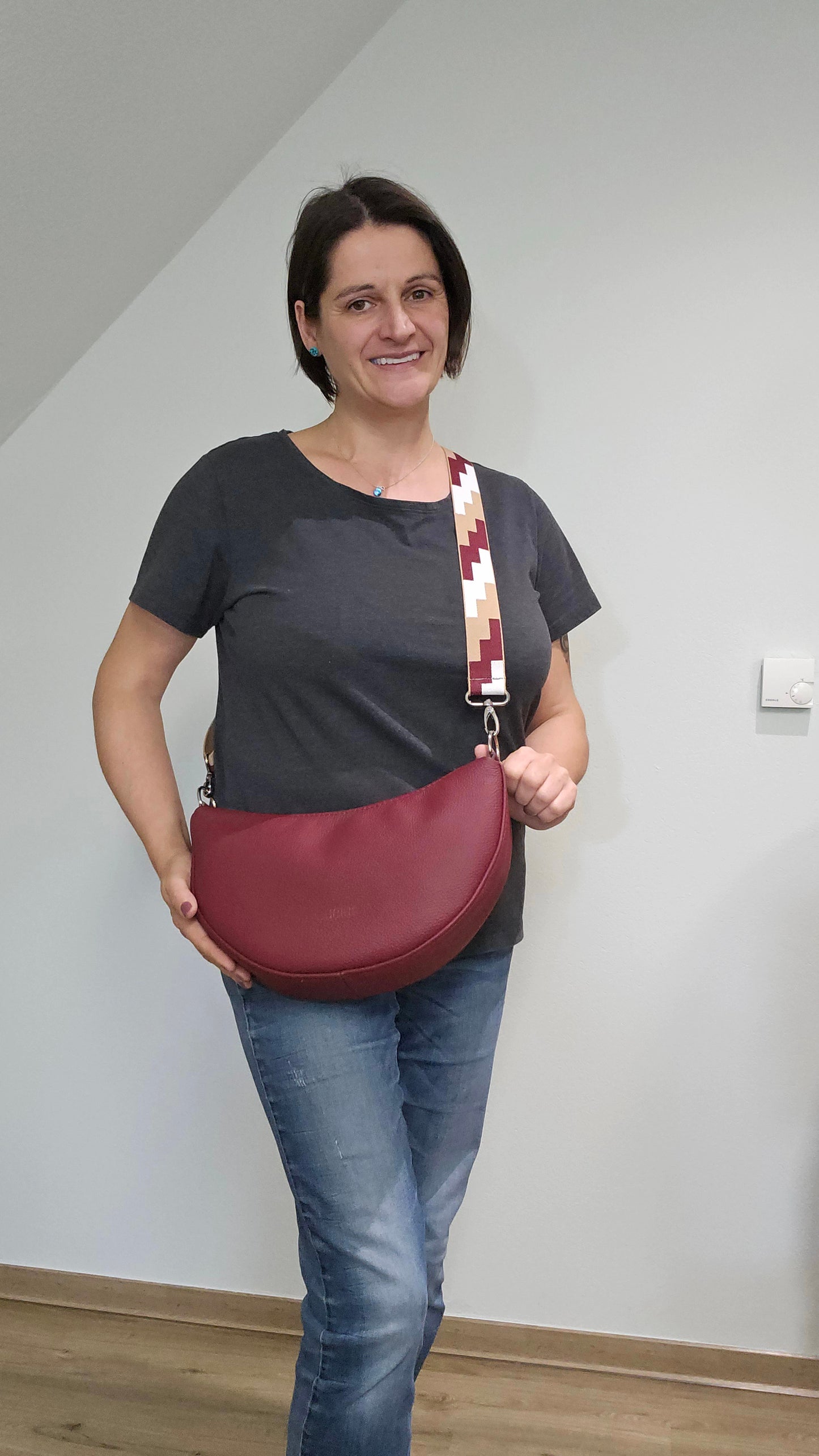 Moonbag Moni in Weinrot/bunt, Tragefoto mit Designerin Michaela Lucius 