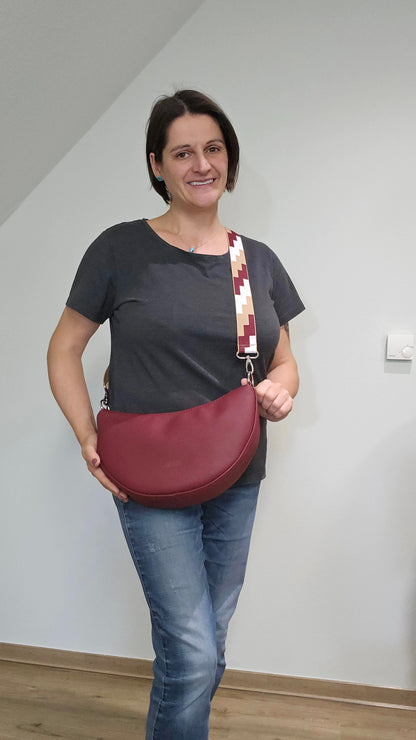 Moonbag Moni in Weinrot/bunt, Tragefoto mit Designerin Michaela Lucius 