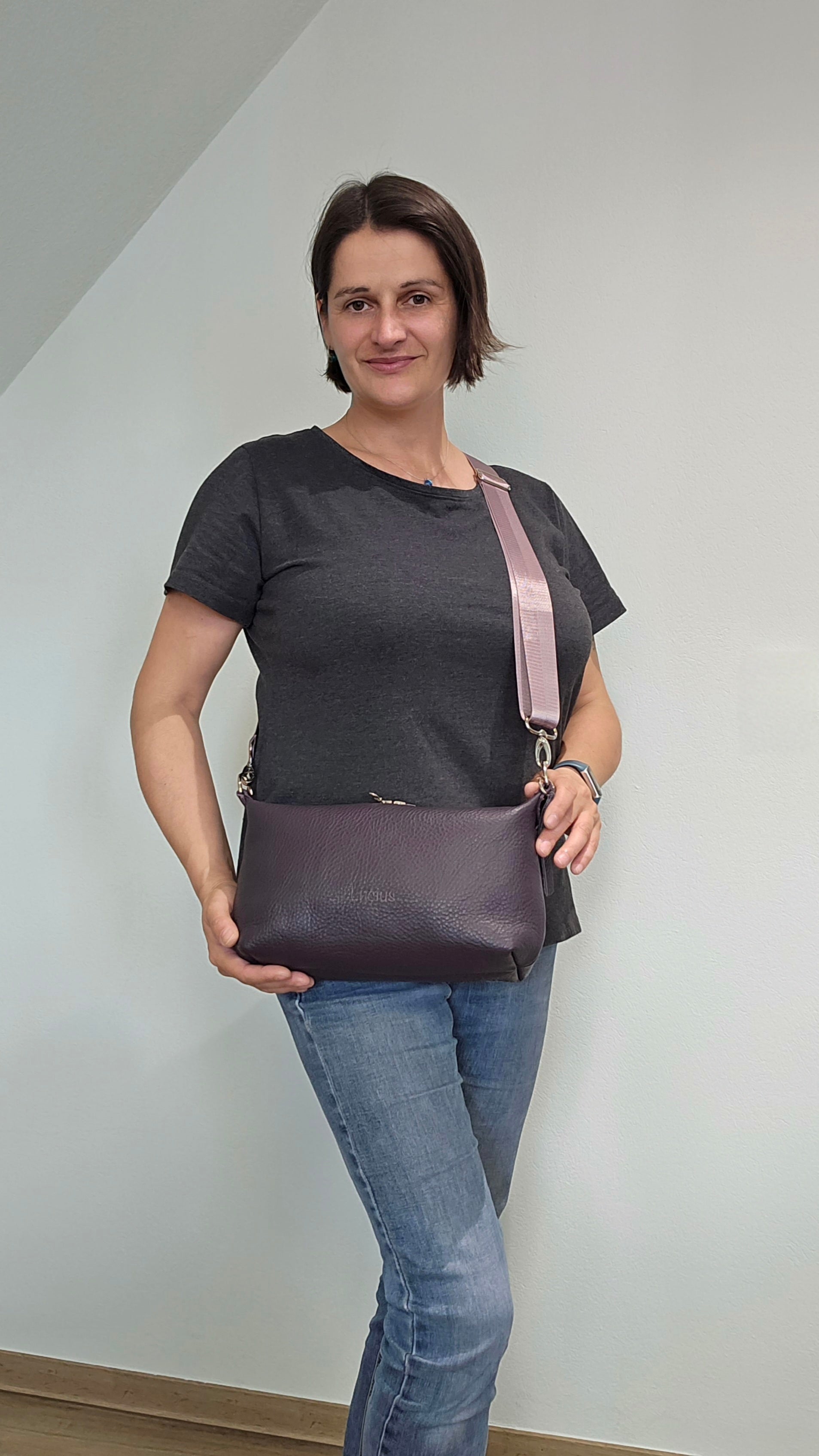 Tragefoto Ledertasche Petra in Aubergine und Designerin Michaela Lucius 