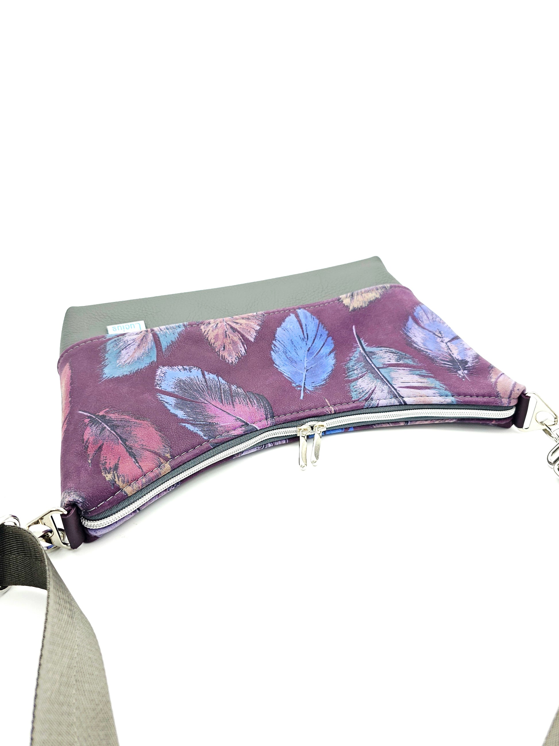 Hobobag Levka, Federn mit Grau, liegend