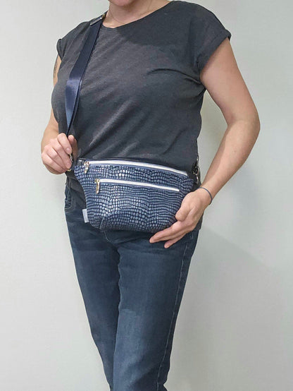 Ledertasche Clivia, Effektleder Kroko, blau, Tragefoto