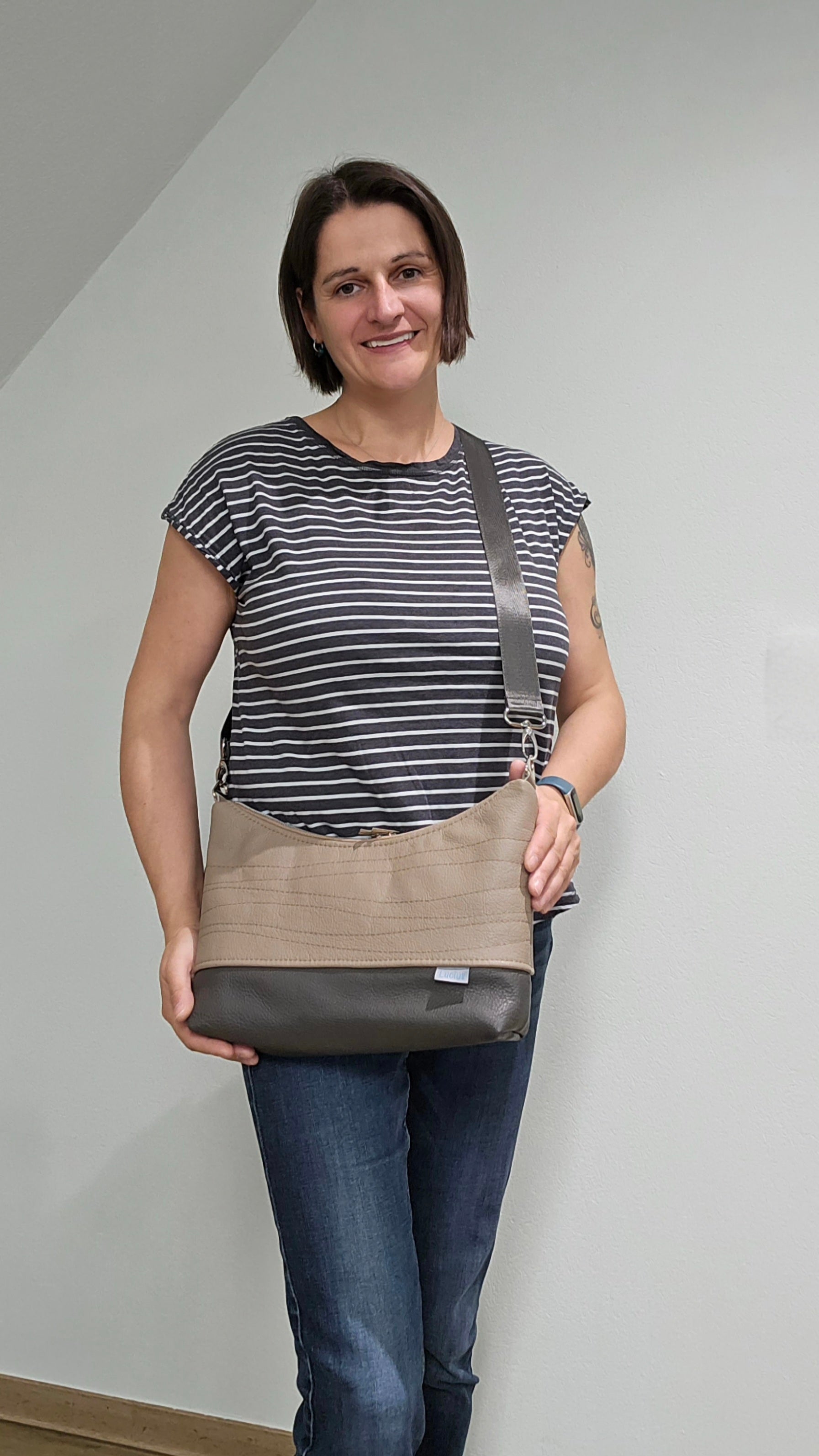 Hobobag Levka, Cappuccino mit Grau, Tragefoto mit Designerin Michaela Lucius