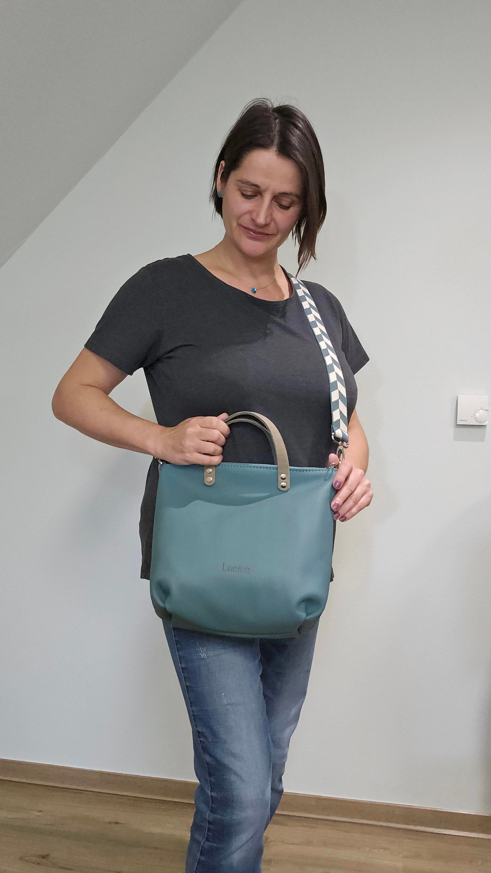 Totebag Katja in Minttürkis, Tragefoto mit Designerin Michaela Lucius 