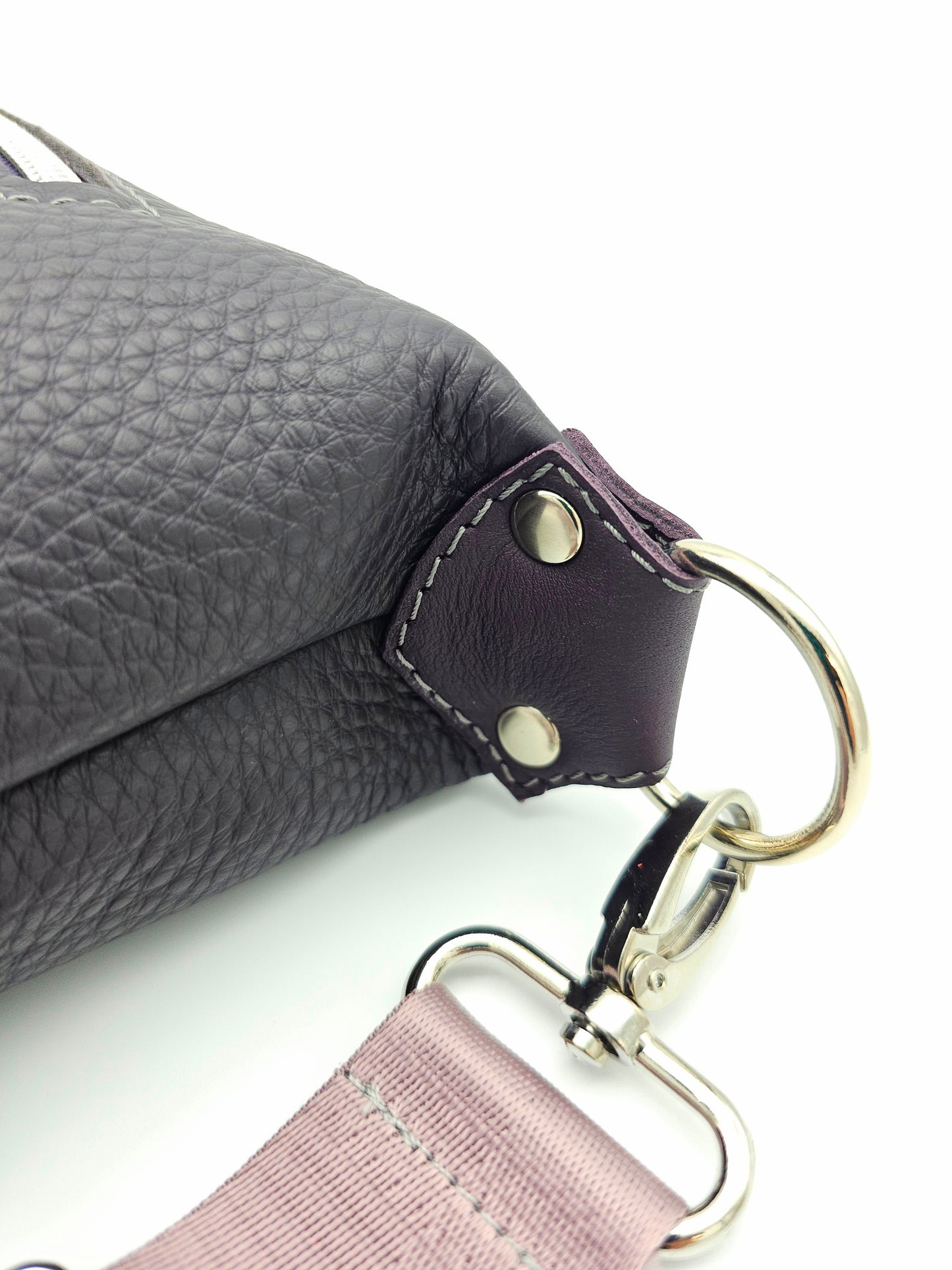 Ledertasche Petra in Aubergine, Detail Gurtaufhänger 