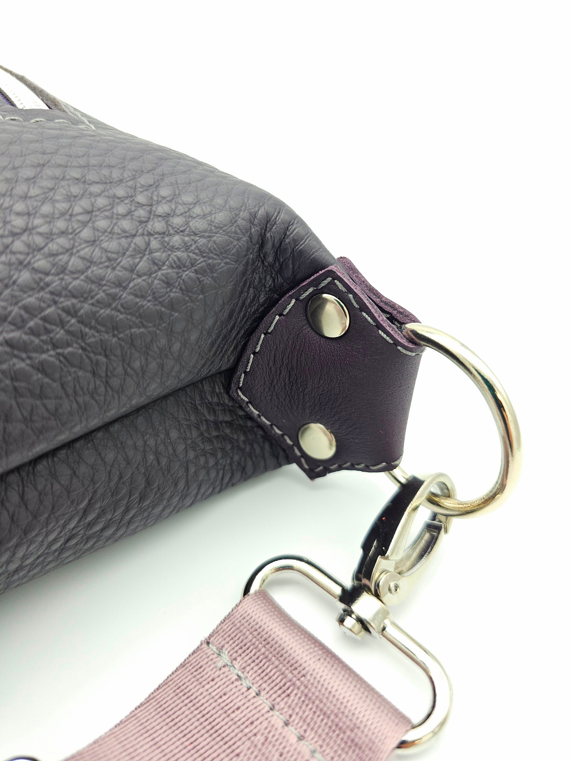Ledertasche Petra in Aubergine, Detail Gurtaufhänger 