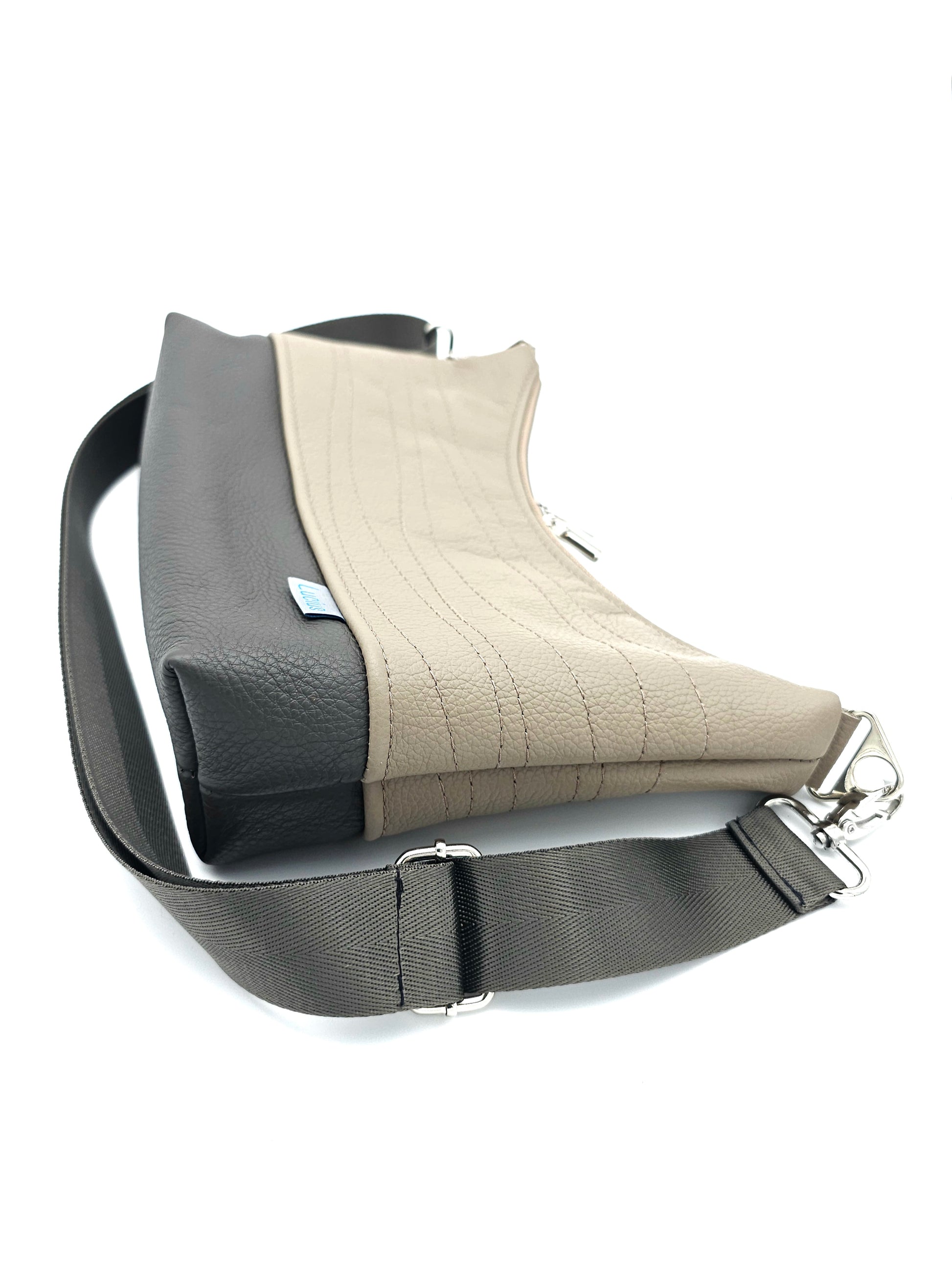 Hobobag Levka Cappuccino mit Grau, liegend