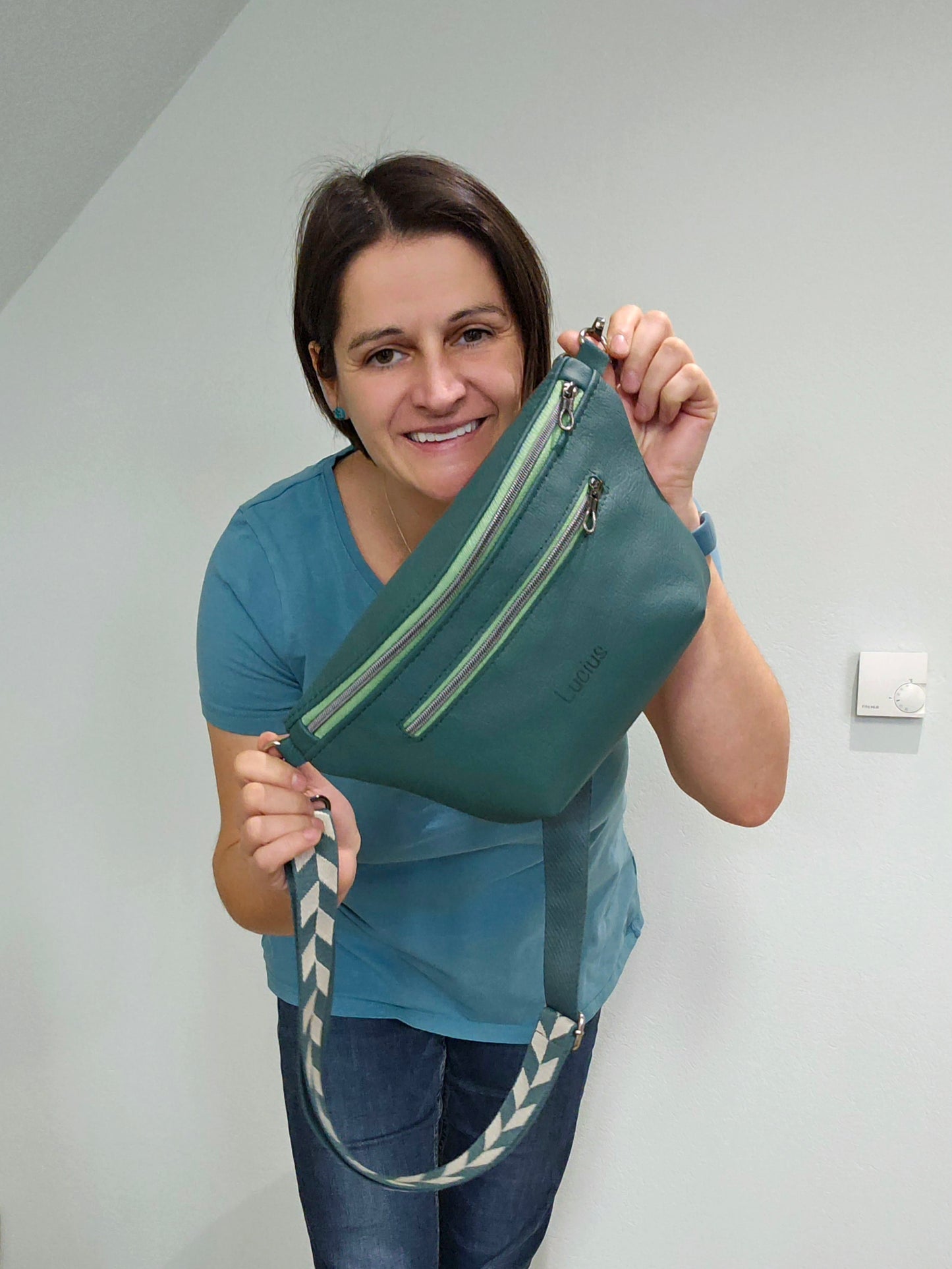 Crossbody Bag Big Clivia Dunkelgrün & schwarz metallic