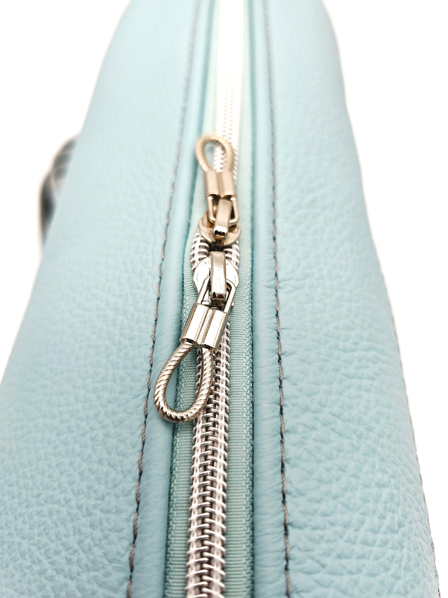 Ledertasche Petra, Eisblau, Detail der Zipper 