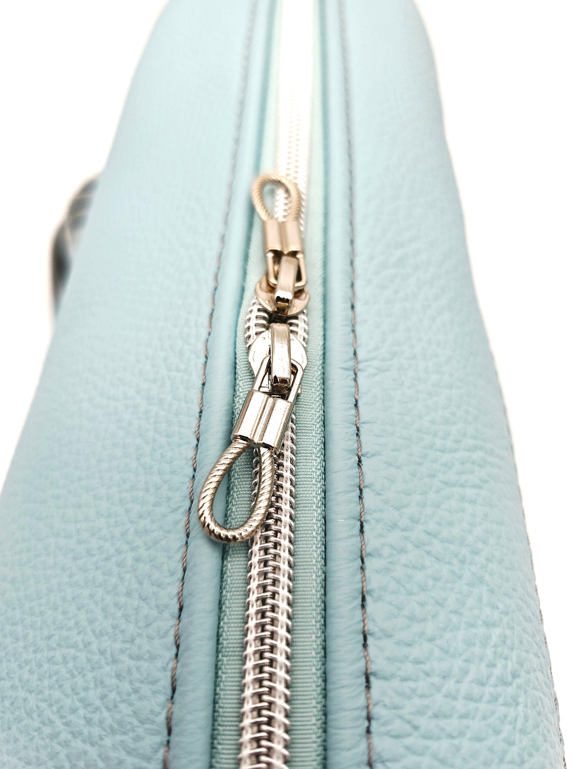Ledertasche Petra, Eisblau, Detail der Zipper 