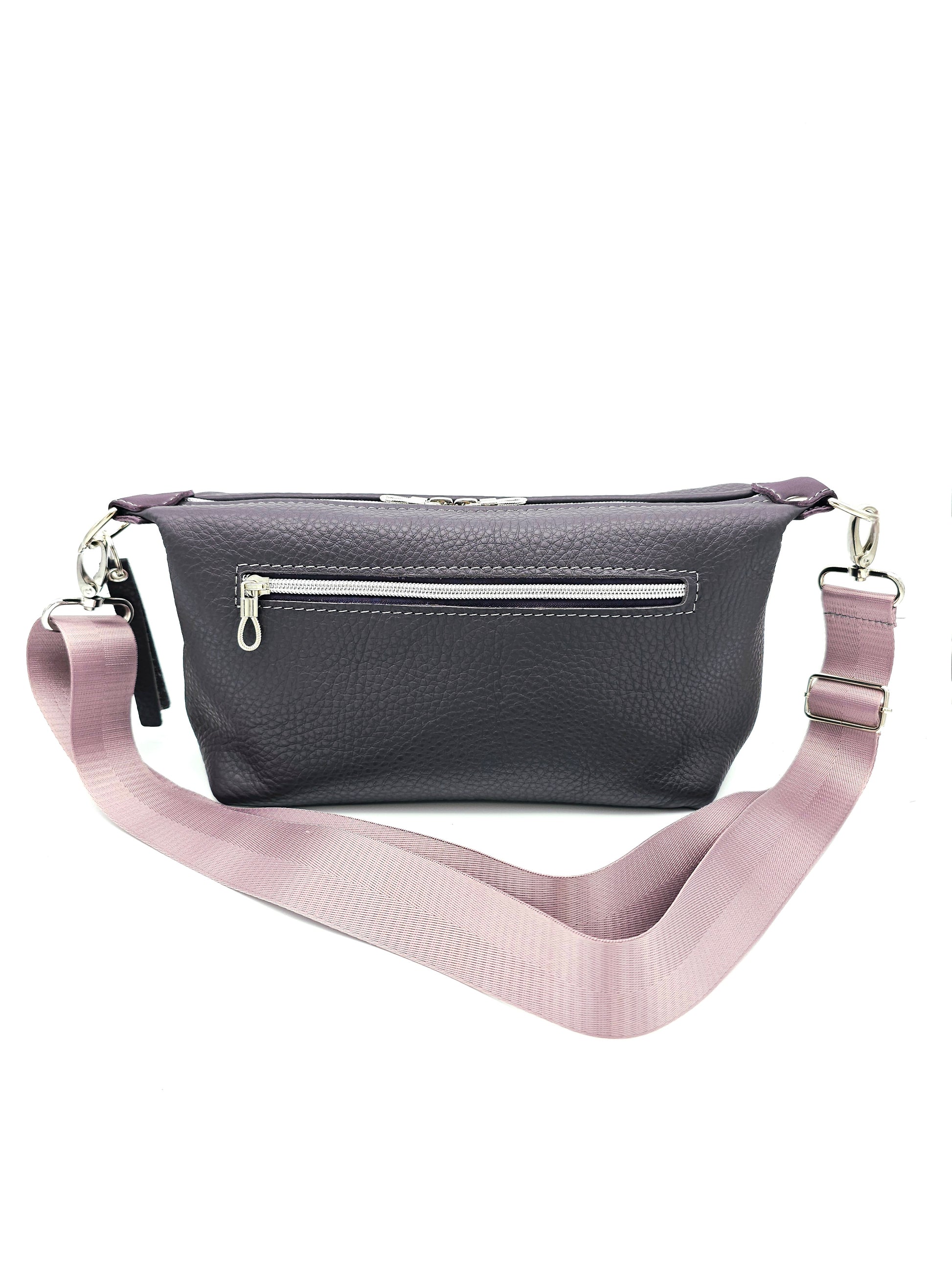 Ledertasche Petra in Aubergine, Rückseite mit Reißverschlusstasche 