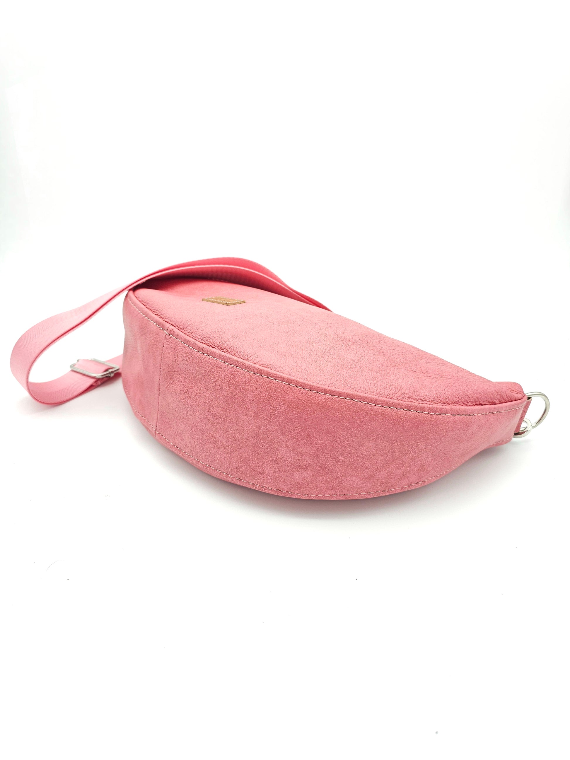 Moonbag Moni in Altrosa liegend von der Seite 