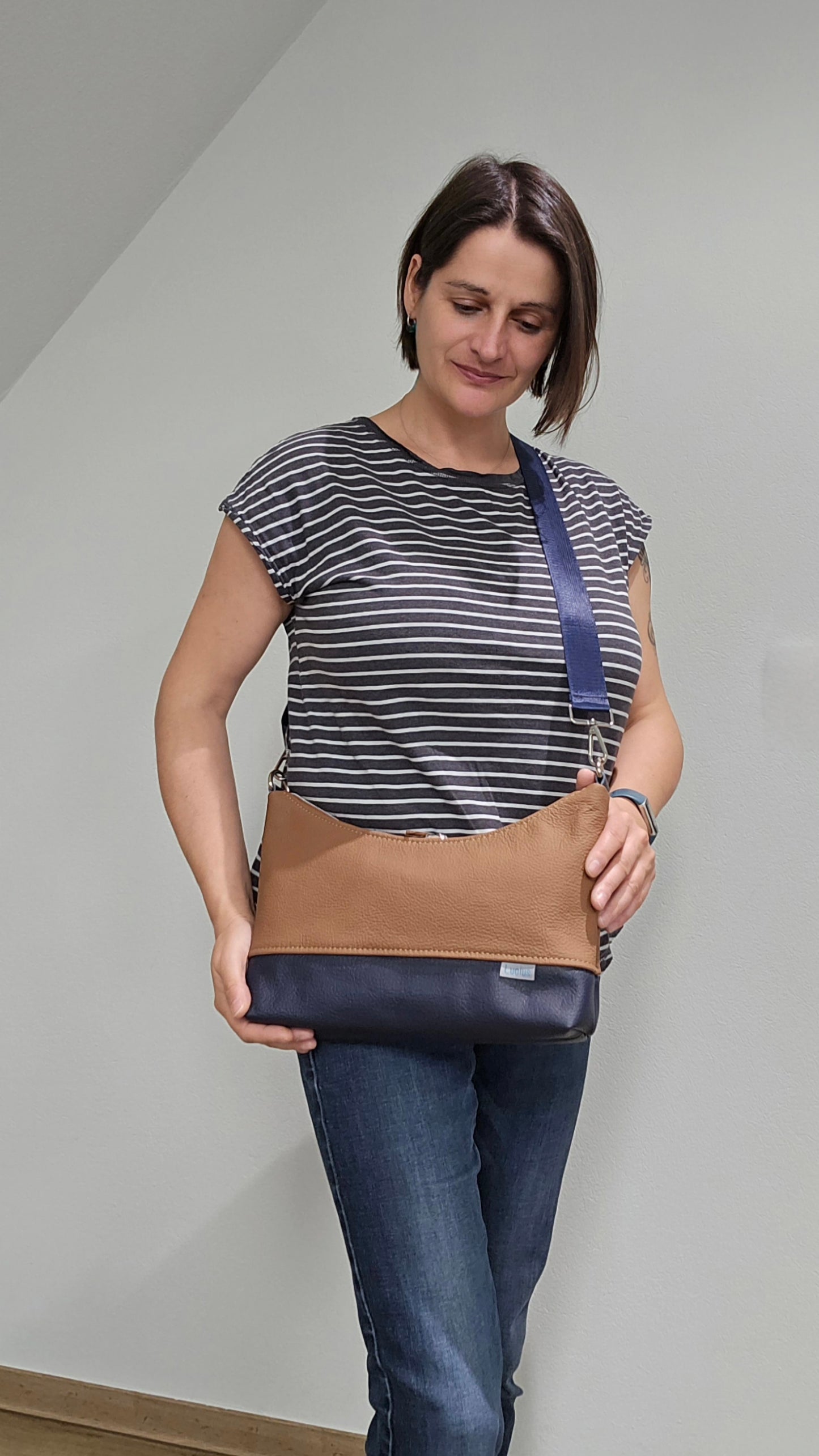 Hobobag Levka, Cognac mit Marineblau, Tragefoto