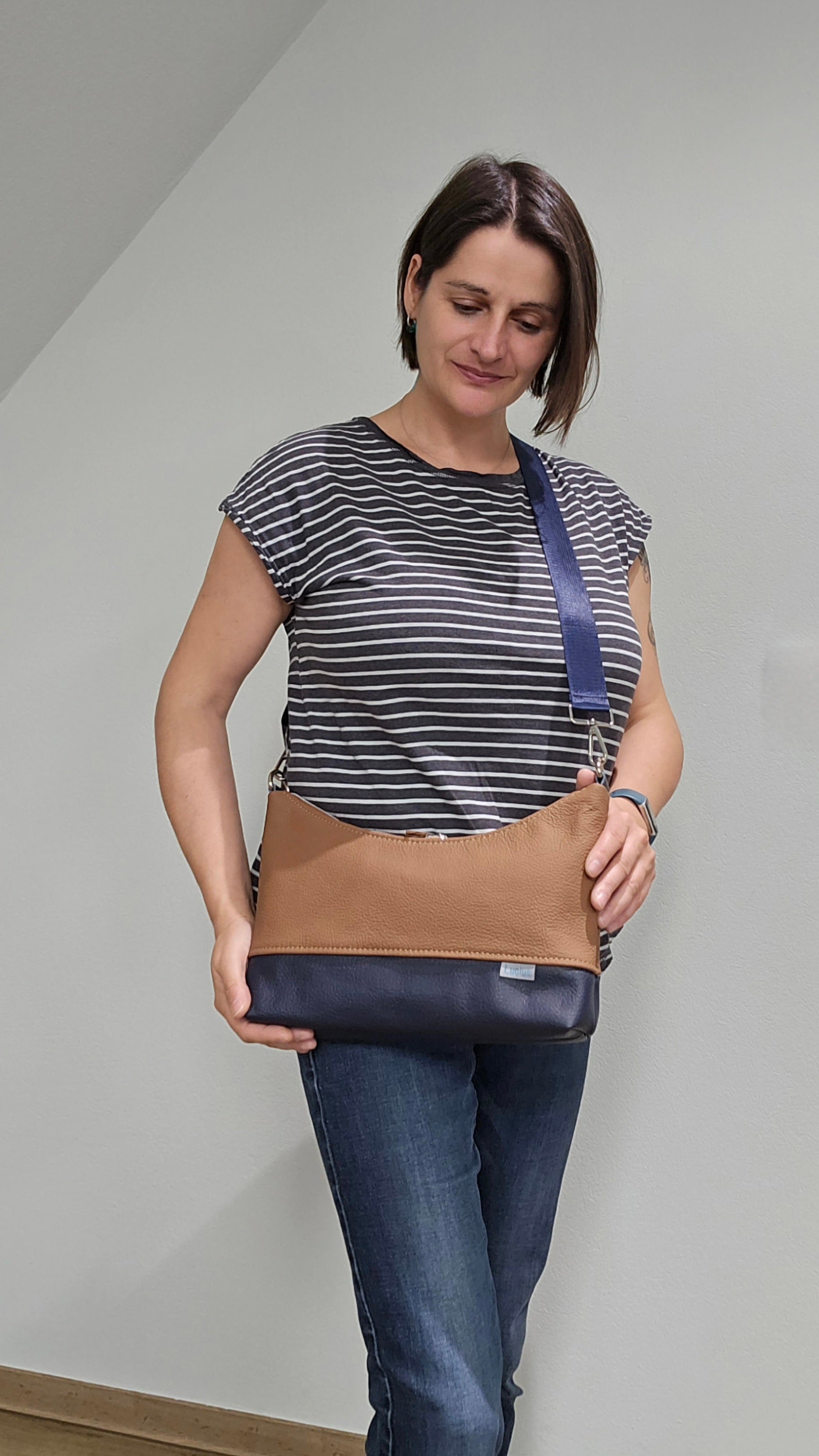 Hobobag Levka, Cognac mit Marineblau, Tragefoto