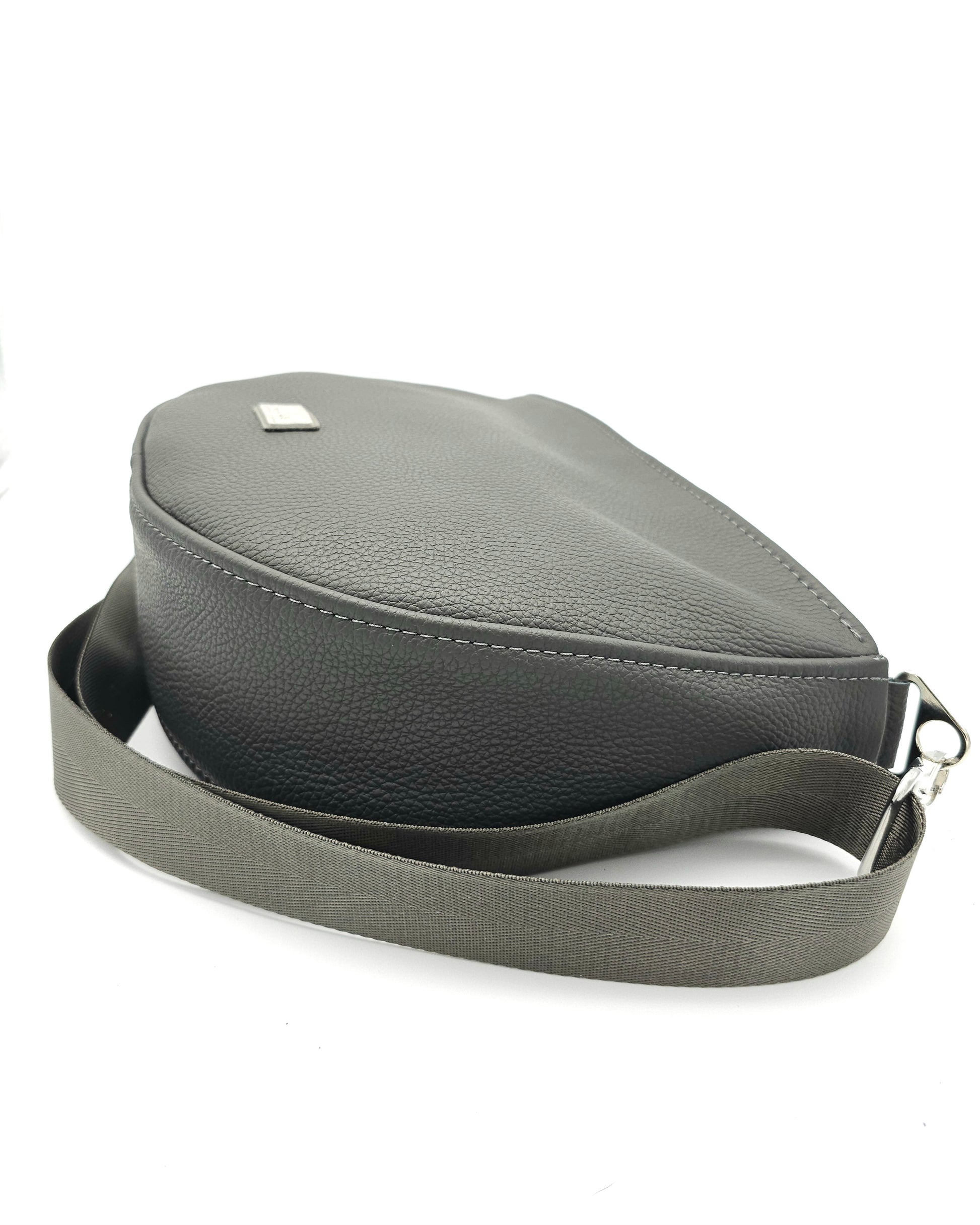 Tasche Sine in Dunkelgrau und passendem Gurt