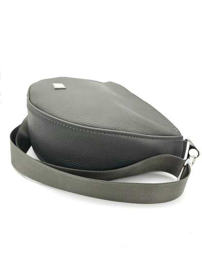 Tasche Sine in Dunkelgrau und passendem Gurt