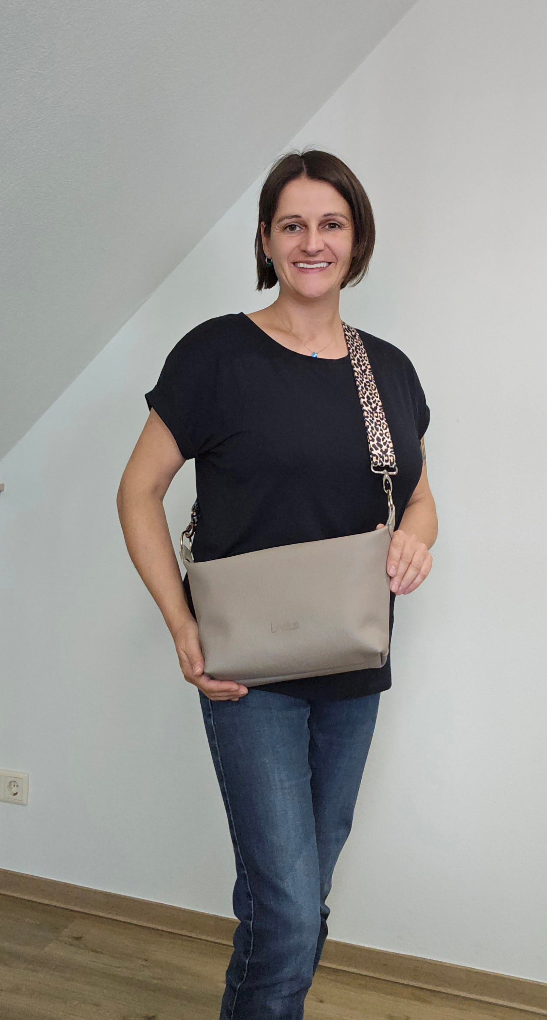 Ledertasche Petra, Cappuccino mit Leo, Tragefoto 