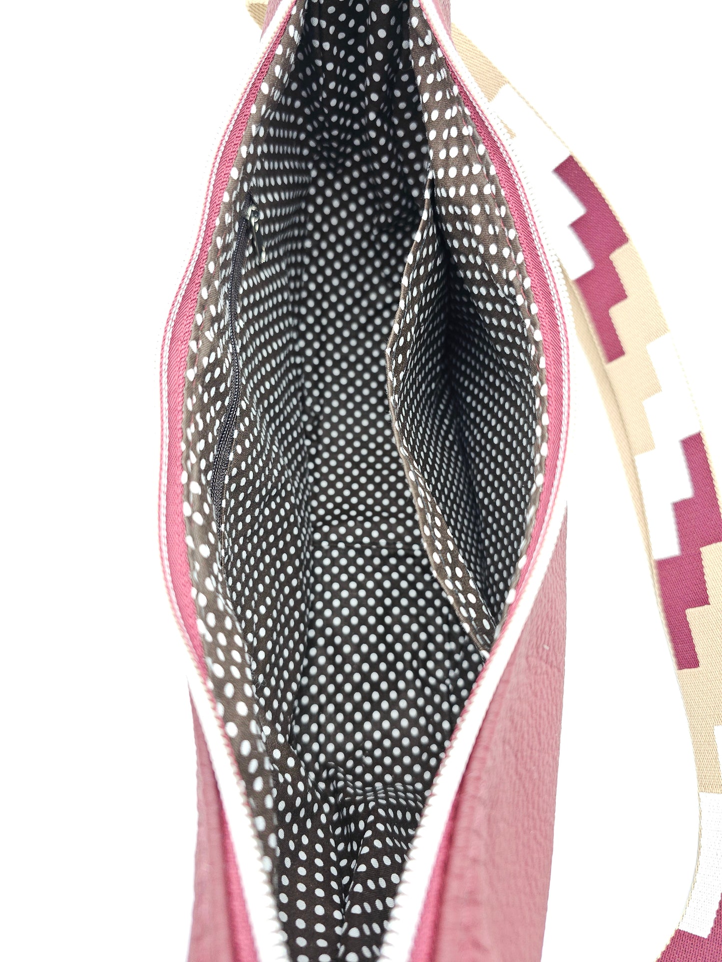 Moonbag Moni in Weinrot/bunt, Einblick in die Tasche 